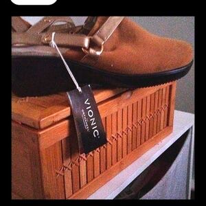 Vionic orthoheel suede clogs NWT